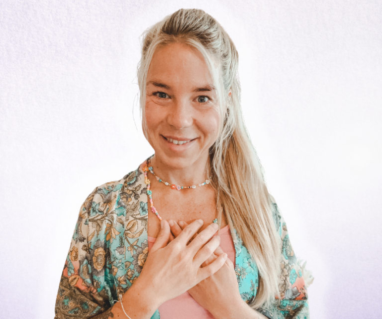 Claudia Ruppel Resilienz Coach Frauen -Online- Main Kinzig Kreis Junge Frau mit langen, blonden Haaren, die lächelt und ihre Hände vor dem Herzen hält- Claudia Ruppel Resilienz Coach